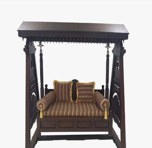 Columpio de madera blanca envejecida para porche con detalles de ratán tejido y cojines de felpa, disponible a precios de mayorista. - Product Image 3