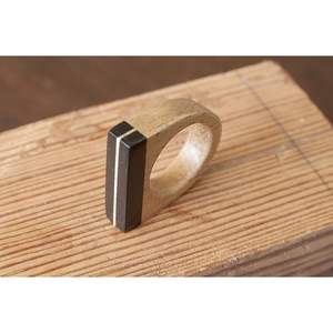 Anillo de Dedo Artesanal de Madera y Resina, Pieza Artística para la Colección de Alfombras y Tapetes - Product Image 1