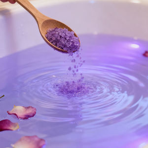 Sel de Bain Bio Végan Relaxant avec Cuillère en Bois, Pot en Liège, Sel Minéral Naturel, Vente en Gros, Marque Privée - Product Image 2