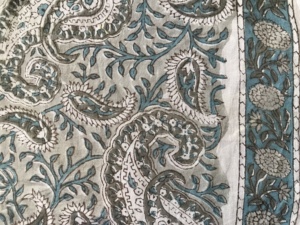 Tissu 100% coton imprimé à la main, motif floral Paisley bleu sarcelle et gris |   Fournisseur de textiles en gros à Jaipur - Product Image 3