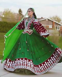 Magnifique robe plissée vert émeraude afghane avec veste brodée en velours bordeaux et foulard assorti en mousseline de soie - Product Image 5