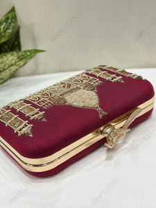 Pochette de soirée et de mariage Heritage, brodée motif Monument Marron, avec fermoir à bec, pour la vente en boutique - Product Image 4