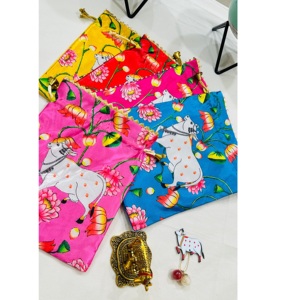 Ensemble cadeau de mariage Jaipurios : Sac en organza écologique brodé en satin, motif vache Pichwai, design traditionnel, avec plateau Chawal - Product Image 1