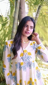 ชุดเดรสผ้ามาสลินพิมพ์ลายดอกไม้ฤดูร้อนพร้อมผ้าคลุมไหล่สำหรับผู้หญิง |   ชุดดีไซน์เนอร์สีเหลืองขาวสไตล์ชาติพันธุ์ - Product Image 2