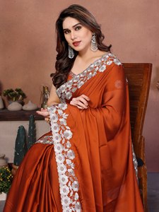 Dupatta de Seda Amarilla con Bordado Floral Blanco, Traje Tradicional Indio Pakistaní para Bodas, para Mujeres Adultas, Creaciones NiMa, Secado Rápido - Product Image 3