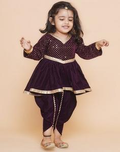 Conjunto dhoti de terciopelo bordado con mangas largas - Vino - Product Image 4