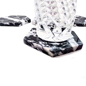 Juego de Posavasos Hexagonales de Mármol Negro con Base de Corcho, Juego de Posavasos Modernos y Elegantes - Product Image 4