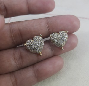 Boucles d'oreilles clous pour femme en diamant naturel taille ronde en forme de cœur, 1,17 carats au total, en argent sterling 925 plaqué or jaune, serti à griffes, tendance, vente en gros - Product Image 4
