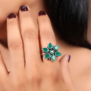 แหวนเงินออกซิไดซ์ลายดอกไม้หรูหราประดับด้วยหินสีเขียวสำหรับผู้หญิง - Product Image 4