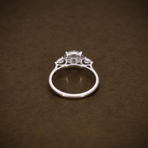 แหวนเพชรทรงกลมเจียระไนแบบบริลเลียนท์ ผลิตในห้องปฏิบัติการ ตัวเรือนทองคำขาว 18K แบบตัน ประดับเพชรทรงหยดน้ำด้านข้างสามเม็ด - Product Image 3