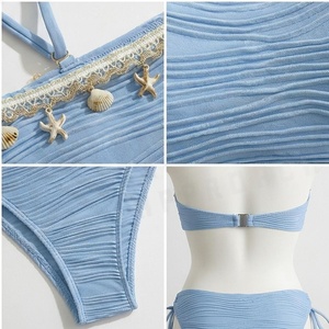 Ensemble bikini froncé bleu clair pour femme avec bordure en dentelle et décorations coquillages, haut bandeau et bas à nouer sur les côtés - Product Image 4