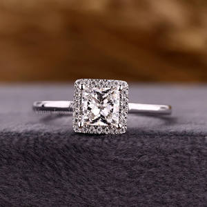 Anillo de compromiso de diamante cultivado en laboratorio de oro blanco de 18 quilates con diamante cuadrado de corte princesa para regalo de aniversario o estilo promesa - Product Image 1