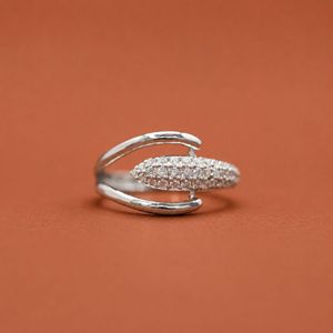Anillo Clásico de Plata S925 con Diamantes de Moissanita Redondos Personalizados para Mujer - Product Image 1
