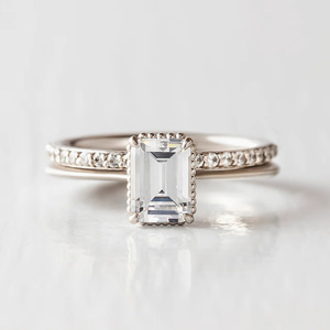 Bague de fiançailles solitaire en or blanc avec diamant de laboratoire taille émeraude et perles - Product Image 3
