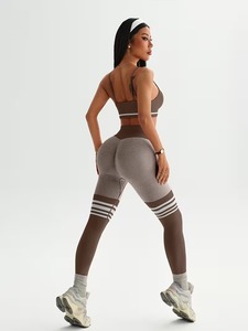 Ensemble de sport deux pièces sans coutures avec débardeur court à empiècements contrastants et legging de course froncé effet push-up - Product Image 4