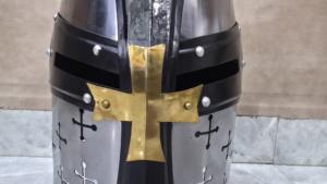 Grand casque de chevalier templier en acier doux de calibre 18 avec accents en laiton pour cosplay et reconstitution. - Product Image 2