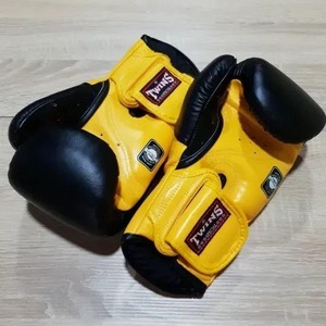 Guantes de Boxeo TWINS de Diseño Nuevo, Negros y Amarillos, con Puño Largo, de Cuero Premium, para Entrenamiento Profesional y Sparring - Product Image 4