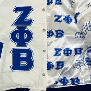 Chaqueta Bomber Blanca y Azul Zeta Phi Beta con Forro Personalizado, Bordado Chenille, para Mujer, Estilo Universitario Griego, con Botones a Presión, Prenda Premium - Product Image 6