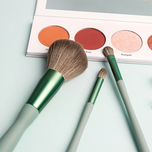 Ensemble de 9 pinceaux de maquillage vert clair, poils synthétiques doux pour le fond de teint et les fards à paupières, avec étui de voyage - Product Image 6