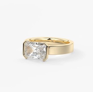 Anillo de Lujo para Novia con Moissanita Corte Radiante Oeste-Este, Plata de Ley 925 Bañada en Oro Amarillo, Engaste de Bisel 8x10mm, Tercera Parte - Product Image 3