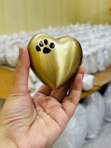 Urne funéraire pour animaux de compagnie en forme de cœur argenté avec empreintes de pattes jaunes, design personnalisable, souvenir de crémation - Product Image 3