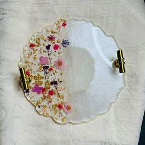 Plateau de service moderne en résine fait main de luxe, taille personnalisée, poignées dorées, passe au lave-vaisselle, pour le petit-déjeuner, le café, le thé, les collations, décoratif - Product Image 3