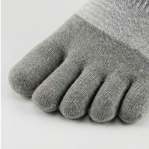 Chaussettes de sport d'été pour hommes, grises, à 5 orteils, motif géométrique jacquard, tricotées, respirantes, en coton et élasthanne - Product Image 6