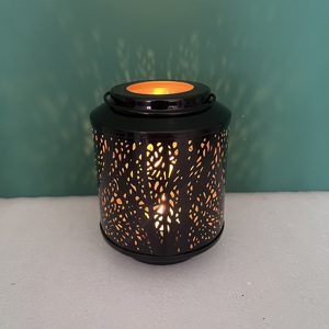 Farol de Hierro de Diseño Artesanal L649, Decoración para el Hogar, Acabado Negro, 5X5X6.25 Pulgadas, de Uttar Pradesh - Product Image 1