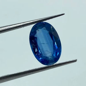 พลอยไคยาไนต์สีน้ำเงินเข้มคุณภาพสูง รูปทรงวงรี ขนาด 7.50x11 มม. น้ำหนัก 2.90 กะรัต แบบเม็ดเดี่ยว สำหรับทำเครื่องประดับ - Product Image 1