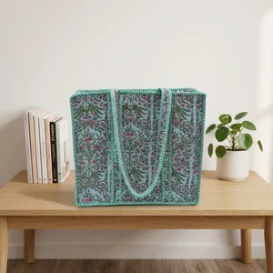 Sac fourre-tout léger à bandoulière en toile de coton matelassé floral fait main, style bohème vintage, avec fermeture éclair, haute qualité - Product Image 1