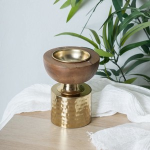 Ensemble luxueux de trois brûleurs d'encens dorés martelés à hauteur graduée, avec des dessus élégants à bordure en bois, pour les arômes d'intérieur - Product Image 4