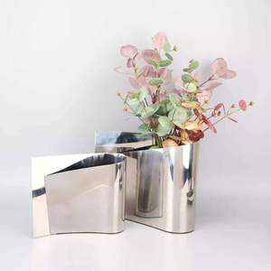 Jarrón de Metal Decorativo para Hogares Elegantes, Realza la Belleza de la Habitación con un Atractivo Artesanal Contemporáneo - Product Image 1