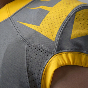 Ensemble d'uniformes de football américain pour hommes, gris et jaune, col en V, manches courtes, respirant, en maille, taille élastique, style ajusté - Product Image 3