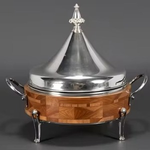 Élégante coupelle en bois avec couvercle en forme de cabane argentée, idéale pour servir les aliments, la décoration de cuisine et les réceptions, provenant d'Inde. - Product Image 6