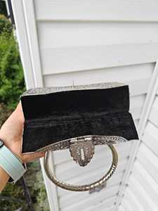 Pochette en laiton décorée de perles à motif carré argenté avec bandoulière/chaîne/strap bandoulière pour soirées et fêtes - Product Image 4