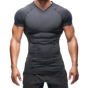 Fabricant de vêtements de sport personnalisés, t-shirt de compression pour la gym et le fitness, coton et polyester de qualité supérieure, impression sérigraphique sur mesure. - Product Image 5