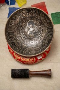 Bol chantant tibétain fait main en bronze, instrument de percussion pour la méditation, la guérison sonore et la pratique du yoga, avec marteau en bois - Product Image 4