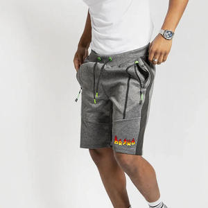 Shorts gris personnalisés pour hommes en polyester avec cordon de serrage à la taille et logo imprimé sur le devant, décontractés, séchage rapide, poches, taille mi-haute - Product Image 4