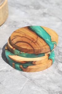 Ensemble de sous-verres en bois naturel et résine faits à la main, design vague de plage, sous-verres et dessous de plat modernes faits à la main - Product Image 2
