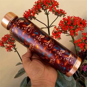 Bouteille d'eau artisanale en cuivre pur 1000 ml, motif floral gravé, anti-fuite, bienfaits ayurvédiques pour la santé, récipient en cuivre en gros - Product Image 2