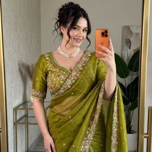 Sari en satin de soie haut de gamme et élégant avec bordure brodée et chemisier en soie de Bangalore, prix de gros par Royal Export - Product Image 2