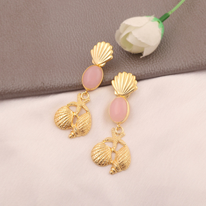Boucles d'oreilles pendantes ethniques élégantes en laiton plaqué or 18 carats avec pierre gemme Œil de chat Calcédoine, style de luxe, modèle pour femme, idéales pour les soirées - Product Image 2