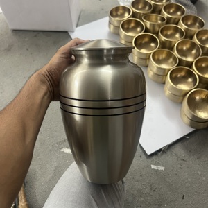 Urnas de Cremación de Latón Premium con Tres Bandas para Cenizas Humanas, Urna de Latón con Bandas de la Libertad, Urnas de Cenizas de Latón Hechas a Mano - Product Image 5