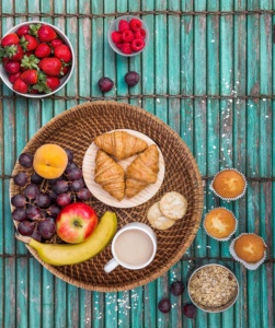 ถาดเสิร์ฟพร้อมที่จับสำหรับเก็บอาหารถาดเก็บผลไม้หวายธรรมชาติสีน้ำตาลกลมสำหรับห้องครัว - Product Image 4