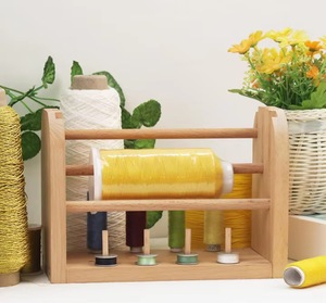 Soporte de madera para hilo con organizador de bolas giratorio doble, dispensador portátil de hilo para ganchillo y tejer con almacenamiento de herramientas - Product Image 4