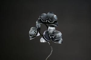 Sculpture simple en métal de fleur d'orchidée sur base en bois, idéale pour la décoration de la maison, l'affichage au bureau ou comme cadeau personnalisé, provenant d'Inde. - Product Image 2