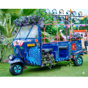 Tuk-tuk de luxe pour mariage punjabi, décoration colorée pour l'entrée des mariés, avec décorations florales et d'oiseaux paons pour la décoration de l'entrée de mariage. - Product Image 6