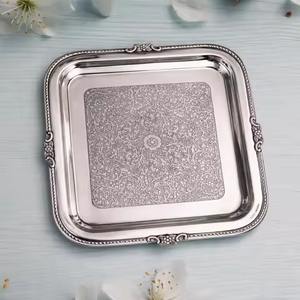 Plato de Presentación de Metal con Acabado Antiguo, Diseño en Relieve, para Eventos y Recepciones - Product Image 3