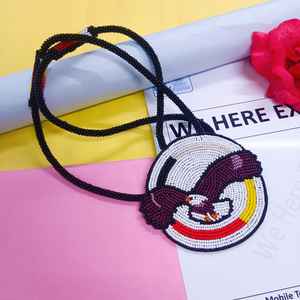 Collier pendentif aigle perlé fait main, design circulaire d'inspiration indigène avec détails multicolores pour un usage culturel - Product Image 4