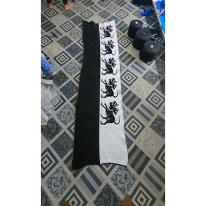 ผ้าพันคอไหมพรมถักลายสัตว์สีดำขาวแบบกำหนดเองสำหรับฤดูหนาว ผ้าพันคออะคริลิกแบบยาว อุ่นสบาย แฟชั่นลำลอง สำหรับทุกเพศ - Product Image 1